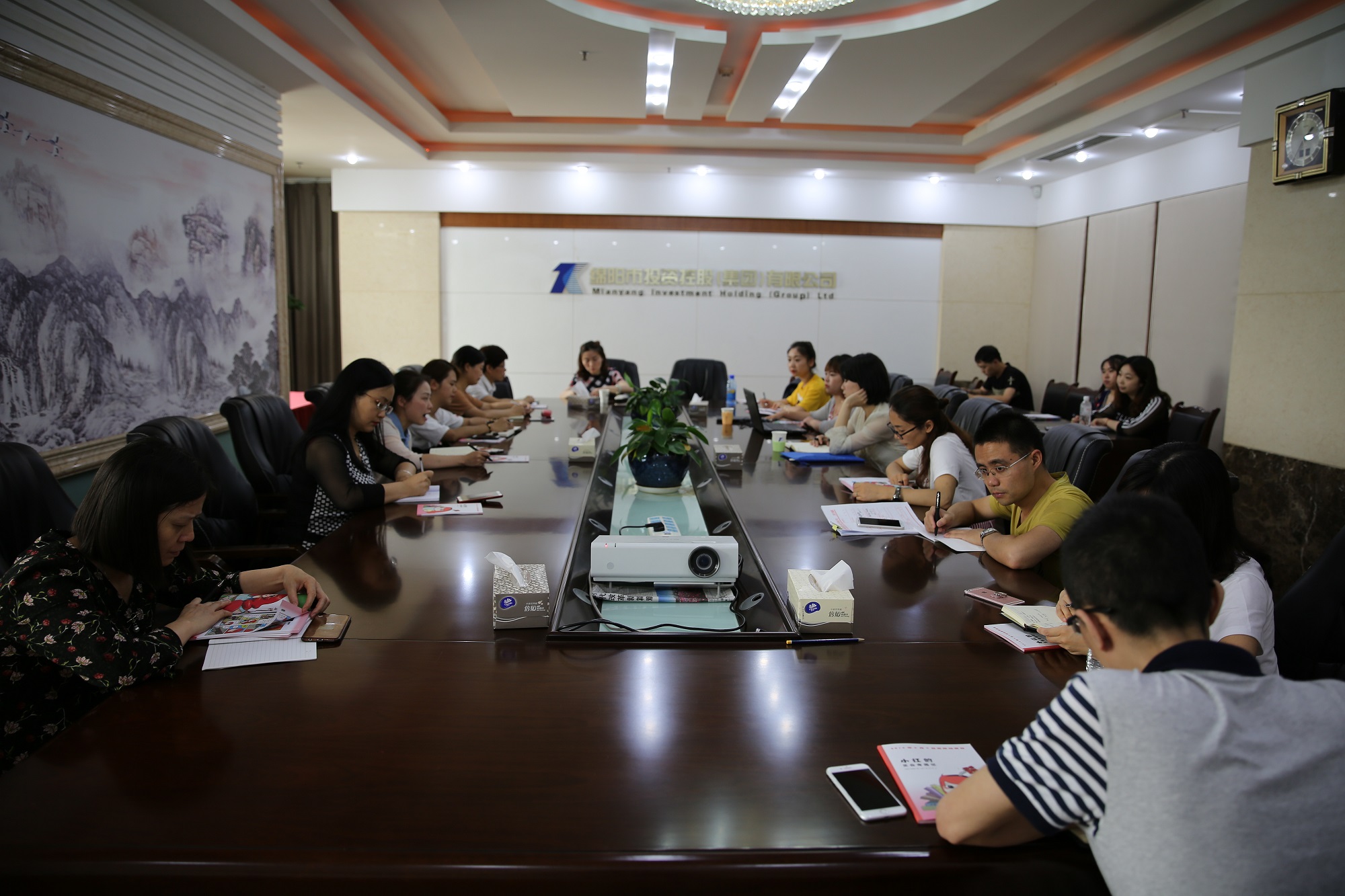 走进档案 强化培训 提升管理——欧宝app组织召开“国际档案日”宣贯及业务培训会