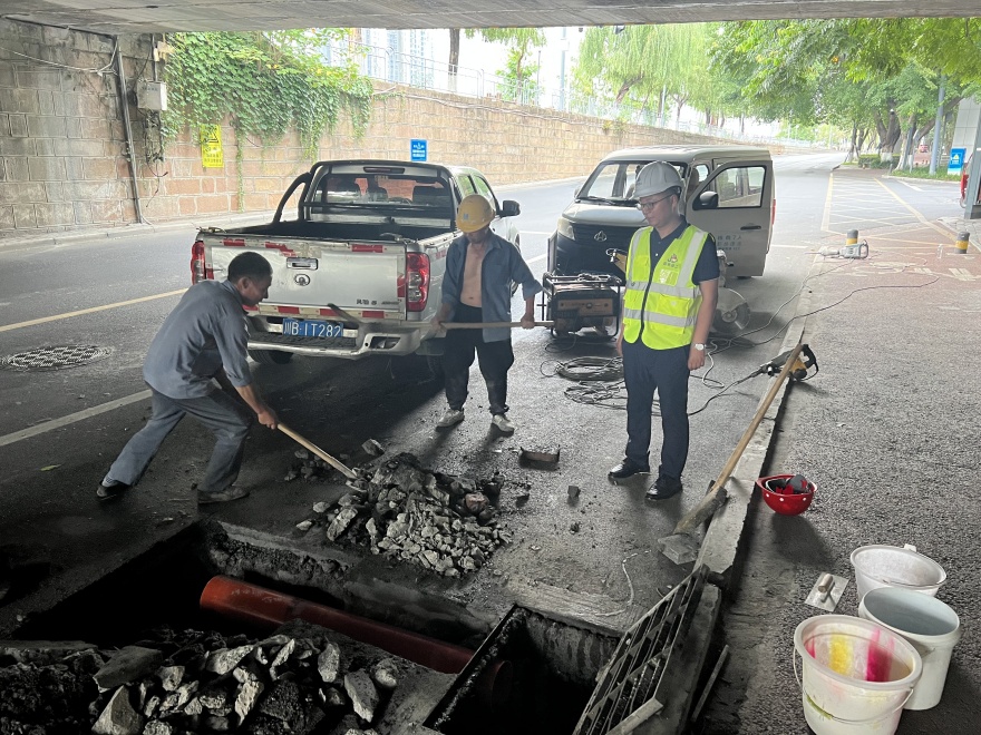 3工作人员督导内涝点清淤_副本 3工作人员督导内涝点清淤_副本