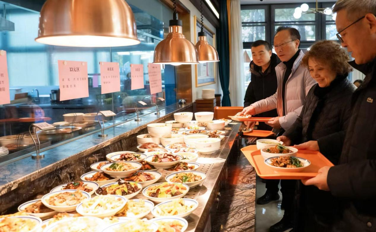 小碗菜里惠民生！人大代表点赞东津酒店亲民服务