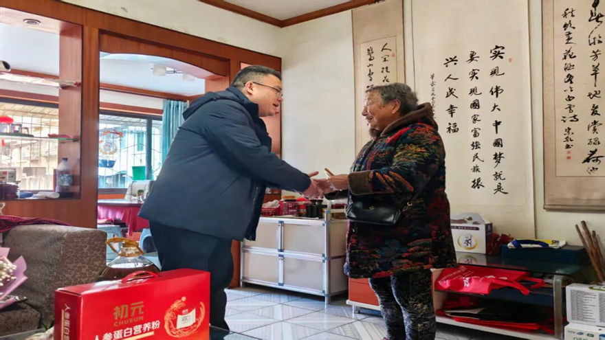 新春慰问送温暖 殷殷关怀显党情——西津物流党支部开展春节走访慰问困难老党员活动